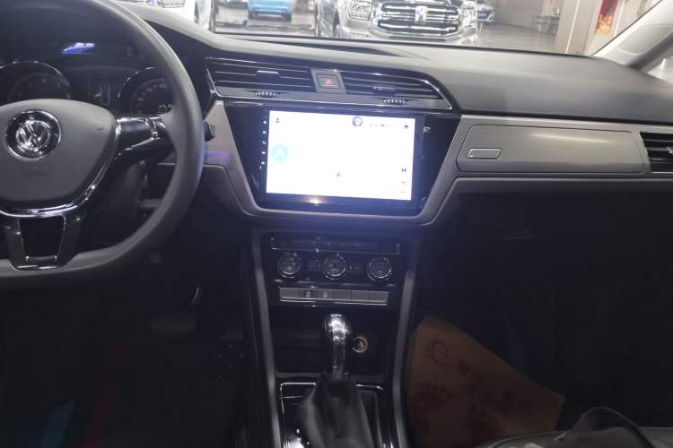 Used Volkswagen Touran 2016 Volkswagen Touran L 280TSI DSG Comfort Edition Audio And AC Panel