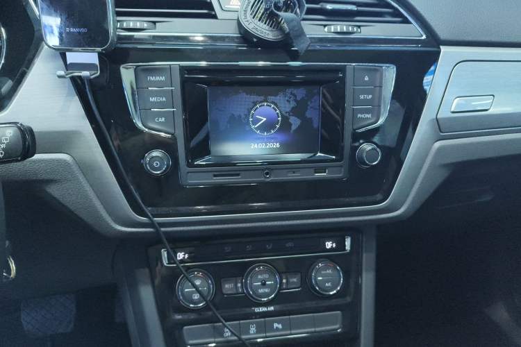 Used Volkswagen Touran 2016 Volkswagen Touran L 280TSI DSG Comfort Edition Audio And AC Panel