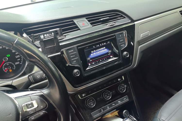 Used Volkswagen Touran 2016 Volkswagen Touran L 330TSI DSG Luxury Edition Audio And AC Panel