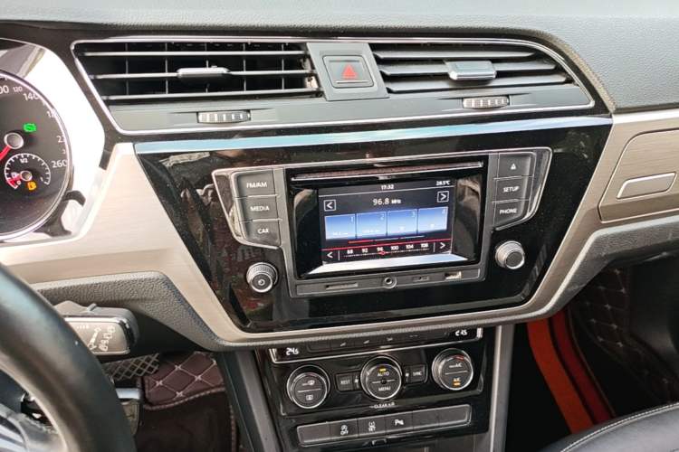 Used Volkswagen Touran 2016 Volkswagen Touran L 280TSI DSG Comfort Edition Audio And AC Panel