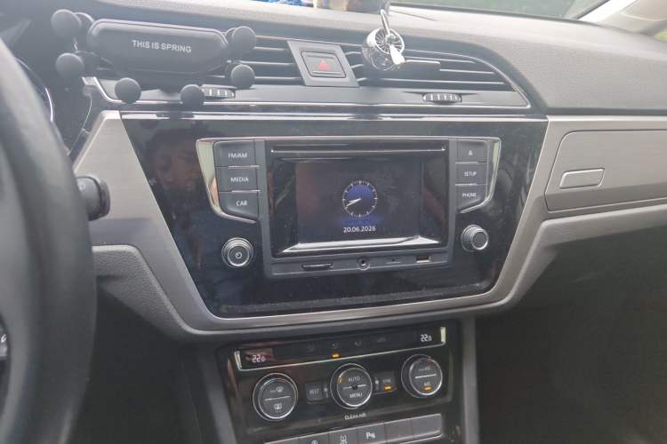 Used Volkswagen Touran 2016 Volkswagen Touran L 280TSI DSG Comfort Edition Audio And AC Panel