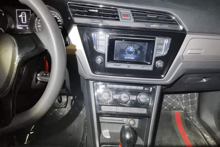 Used Volkswagen Touran 2016 Volkswagen Touran L 280TSI DSG Comfort Edition Audio And AC Panel