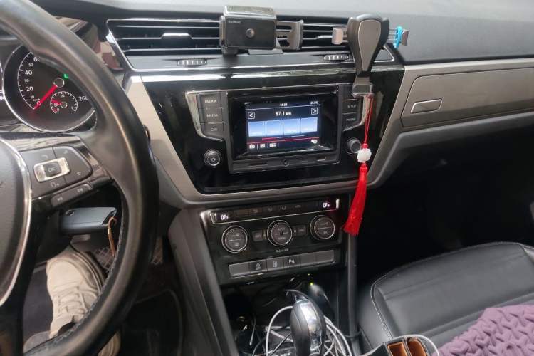 Used Volkswagen Touran 2016 Volkswagen Touran L 280TSI DSG Comfort Edition Audio And AC Panel