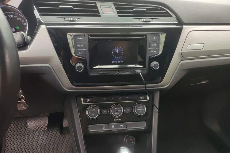 Used Volkswagen Touran 2016 Volkswagen Touran L 280TSI DSG Comfort Edition Audio And AC Panel