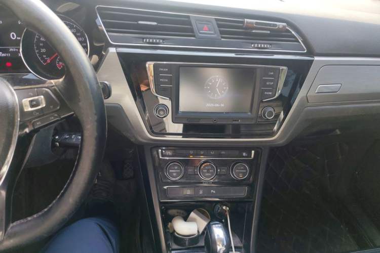 Used Volkswagen Touran 2016 Volkswagen Touran L 280TSI DSG Comfort Edition Audio And AC Panel
