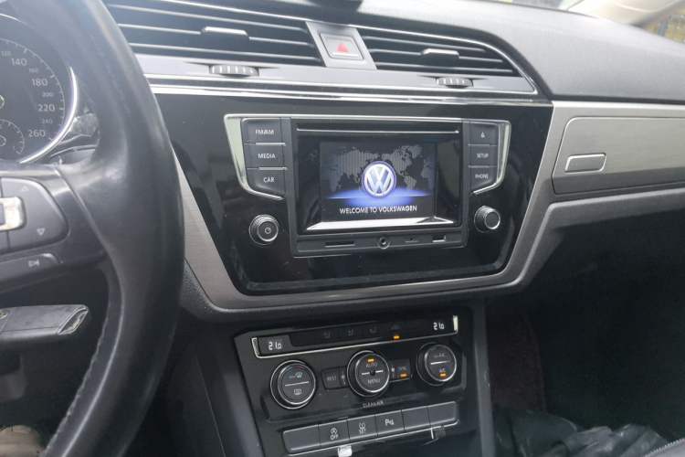 Used Volkswagen Touran 2016 Volkswagen Touran L 280TSI DSG Comfort Edition Audio And AC Panel
