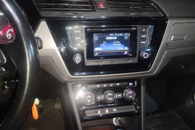 Used Volkswagen Touran 2016 Volkswagen Touran L 280TSI DSG Comfort Edition Audio And AC Panel
