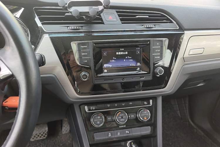 Used Volkswagen Touran 2016 Volkswagen Touran L 280TSI DSG Comfort Edition Audio And AC Panel