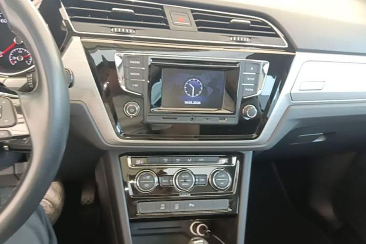 Used Volkswagen Touran 2016 Volkswagen Touran L 280TSI DSG Comfort Edition Audio And AC Panel