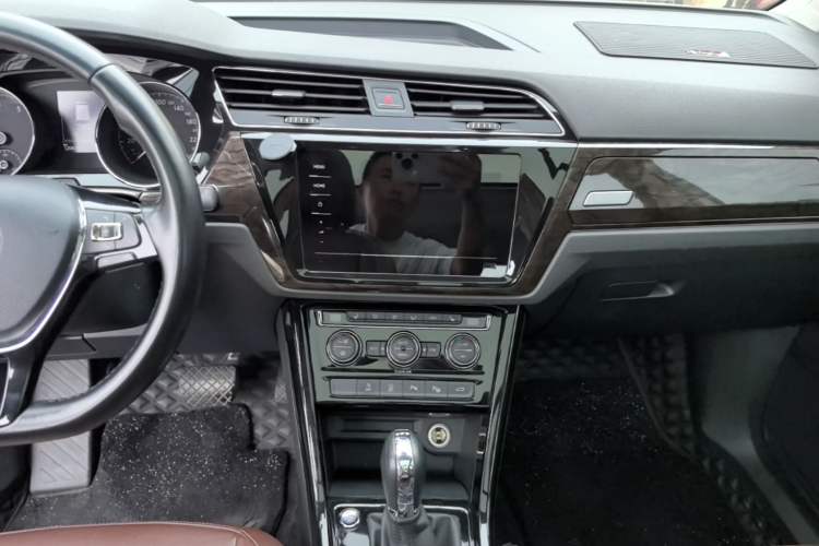 Used Volkswagen Touran 2016 Volkswagen Touran L 280TSI DSG Luxury Edition Audio And AC Panel