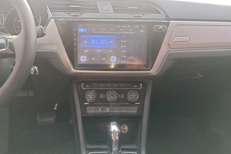 Used Volkswagen Touran 2016 Volkswagen Touran L 280TSI DSG Comfort Edition Audio And AC Panel