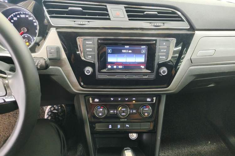 Used Volkswagen Touran 2016 Volkswagen Touran L 280TSI DSG Comfort Edition Audio And AC Panel