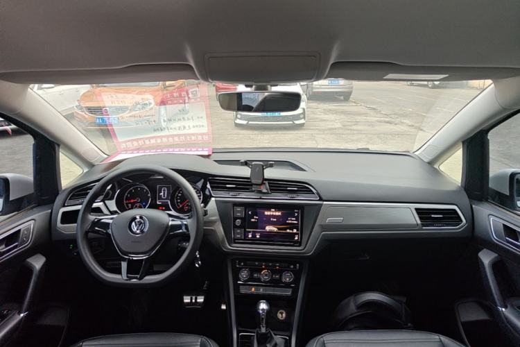 Used Volkswagen Touran 2016 Volkswagen Touran L 280TSI DSG Comfort Edition Center Console