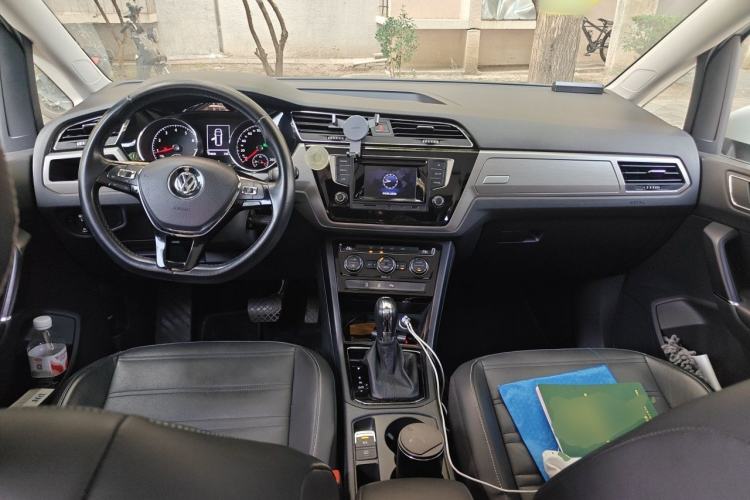 Used Volkswagen Touran 2016 Volkswagen Touran L 280TSI DSG Comfort Edition Center Console