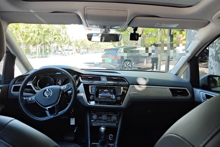 Used Volkswagen Touran 2016 Volkswagen Touran L 280TSI DSG Comfort Edition Center Console