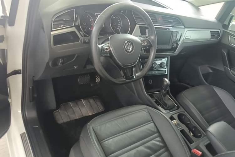 Used Volkswagen Touran 2016 Volkswagen Touran L 280TSI DSG Comfort Edition Center Console