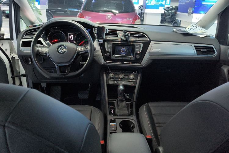 Used Volkswagen Touran 2016 Volkswagen Touran L 280TSI DSG Comfort Edition Center Console