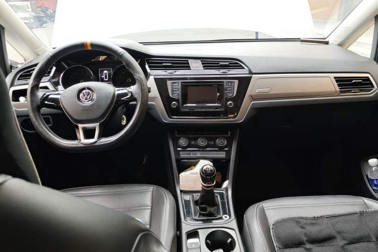 Used Volkswagen Touran 2016 Volkswagen Touran L 280TSI Manual Comfort Edition Center Console