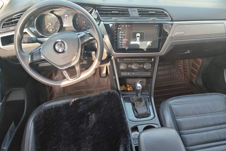Used Volkswagen Touran 2016 Volkswagen Touran L 280TSI DSG Comfort Edition Center Console