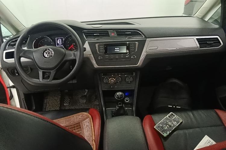 Used Volkswagen Touran 2016 Volkswagen Touran L 280TSI Manual Trend Edition Center Console