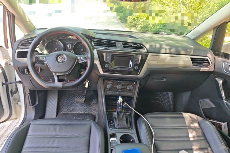 Used Volkswagen Touran 2016 Volkswagen Touran L 280TSI DSG Comfort Edition Center Console