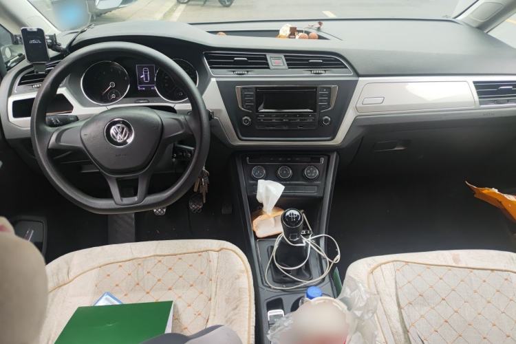 Used Volkswagen Touran 2016 Volkswagen Touran L 280TSI Manual Trend Edition Center Console