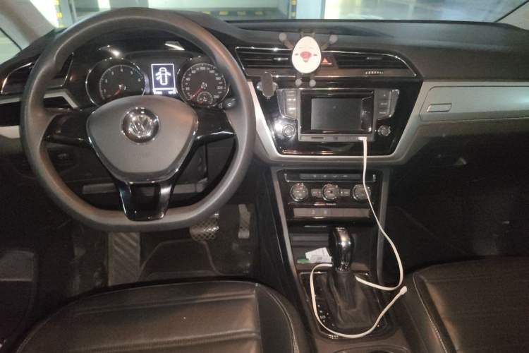 Used Volkswagen Touran 2016 Volkswagen Touran L 280TSI DSG Comfort Edition Center Console
