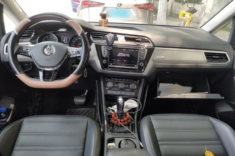 Used Volkswagen Touran 2016 Volkswagen Touran L 280TSI DSG Comfort Edition Center Console