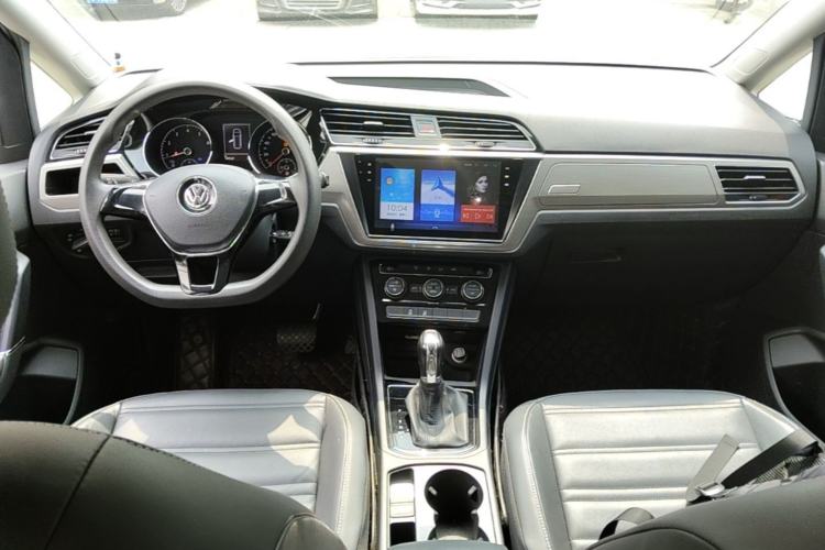 Used Volkswagen Touran 2016 Volkswagen Touran L 280TSI DSG Comfort Edition Center Console