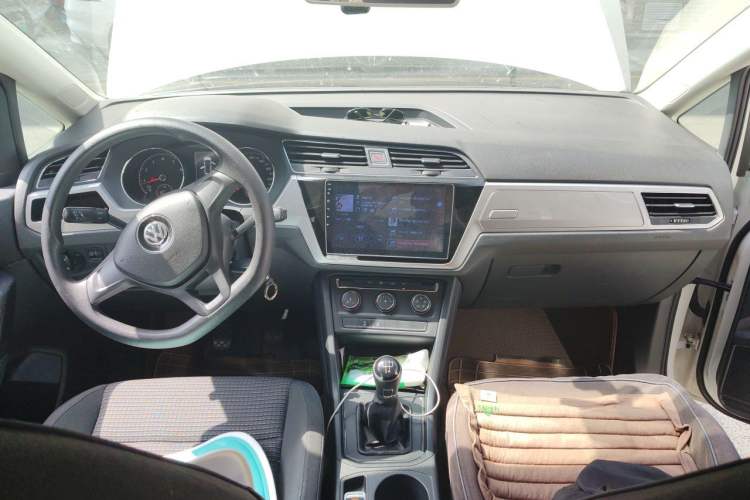 Used Volkswagen Touran 2016 Volkswagen Touran L 280TSI Manual Trend Edition Center Console