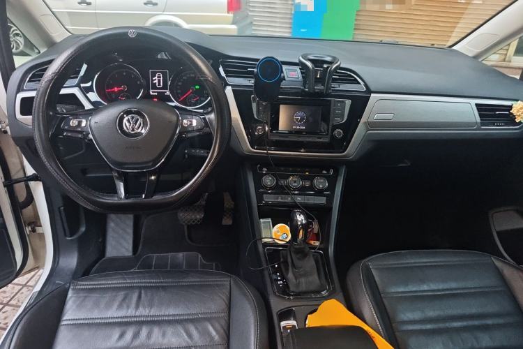 Used Volkswagen Touran 2016 Volkswagen Touran L 280TSI DSG Comfort Edition Center Console