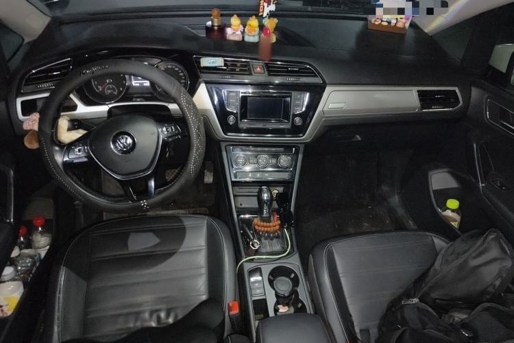 Used Volkswagen Touran 2016 Volkswagen Touran L 280TSI DSG Comfort Edition Center Console
