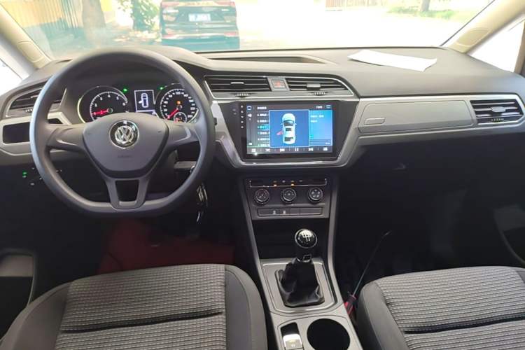 Used Volkswagen Touran 2016 Volkswagen Touran L 280TSI Manual Trend Edition Center Console