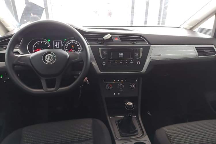 Used Volkswagen Touran 2016 Volkswagen Touran L 280TSI Manual Trend Edition Center Console