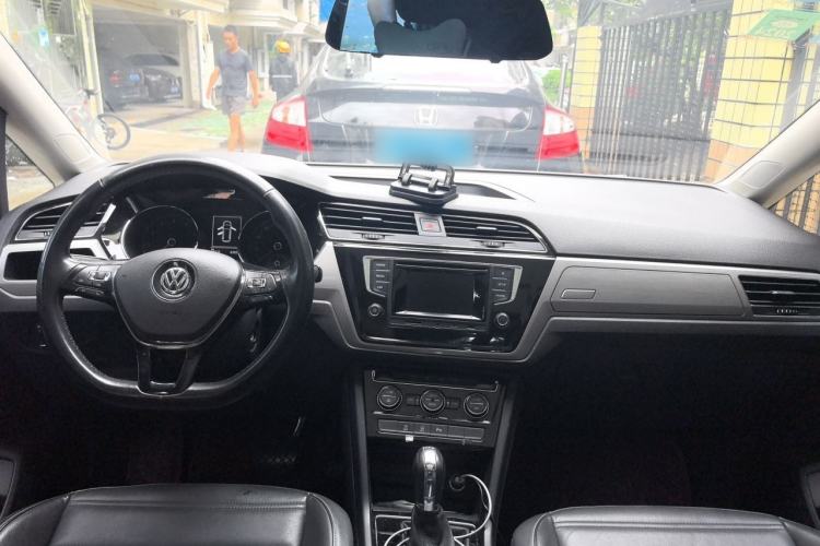 Used Volkswagen Touran 2016 Volkswagen Touran L 280TSI DSG Comfort Edition Center Console