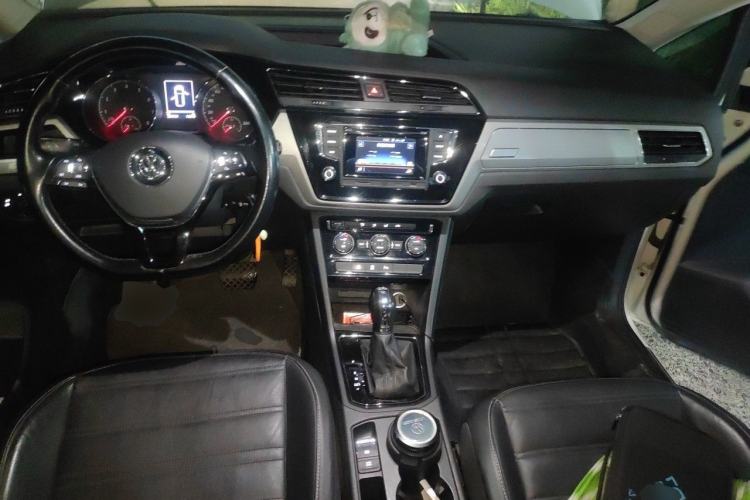Used Volkswagen Touran 2016 Volkswagen Touran L 280TSI DSG Comfort Edition Center Console