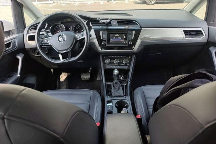 Used Volkswagen Touran 2016 Volkswagen Touran L 280TSI DSG Comfort Edition Center Console