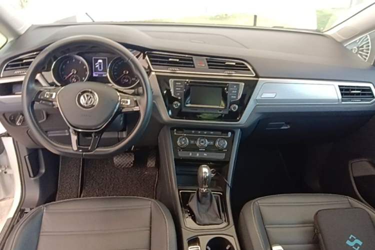 Used Volkswagen Touran 2016 Volkswagen Touran L 280TSI DSG Comfort Edition Center Console