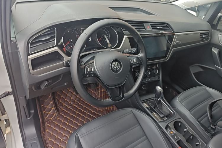 Used Volkswagen Touran 2016 Volkswagen Touran L 280TSI DSG Comfort Edition Center Console