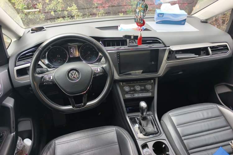 Used Volkswagen Touran 2016 Volkswagen Touran L 280TSI DSG Comfort Edition Center Console