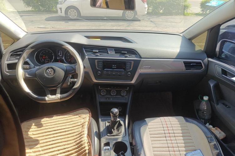 Used Volkswagen Touran 2016 Volkswagen Touran L 280TSI Manual Trend Edition Center Console