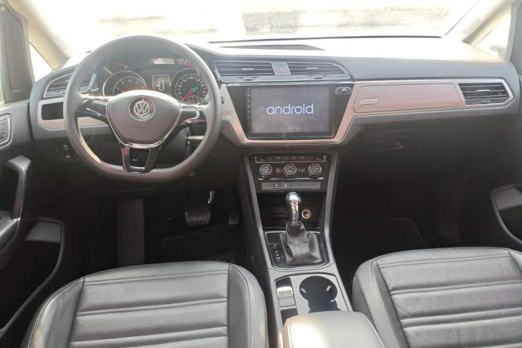 Used Volkswagen Touran 2016 Volkswagen Touran L 280TSI DSG Comfort Edition Center Console