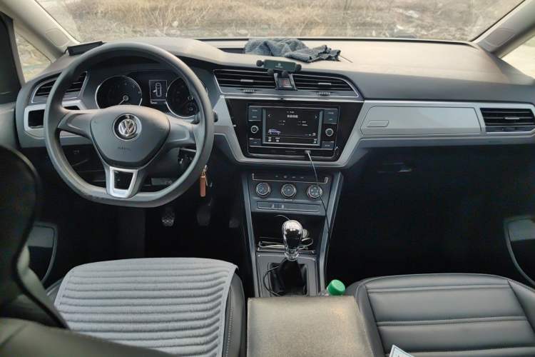 Used Volkswagen Touran 2016 Volkswagen Touran L 280TSI Manual Trend Edition Center Console