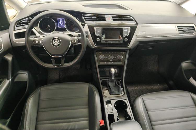Used Volkswagen Touran 2016 Volkswagen Touran L 280TSI DSG Comfort Edition Center Console