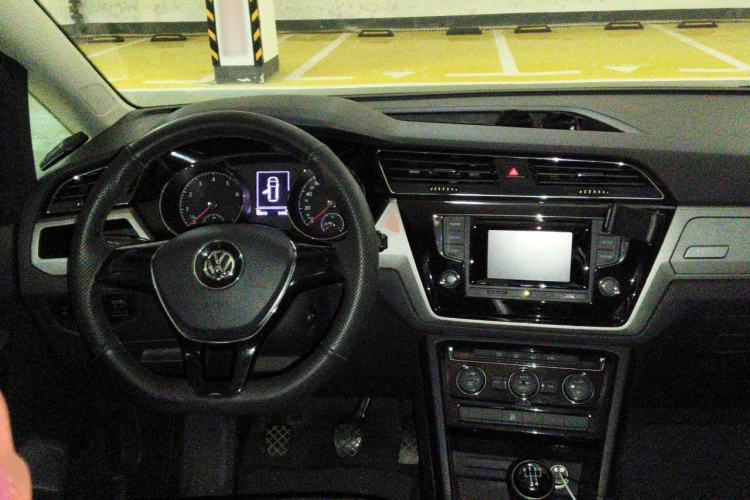 Used Volkswagen Touran 2016 Volkswagen Touran L 280TSI Manual Comfort Edition Center Console