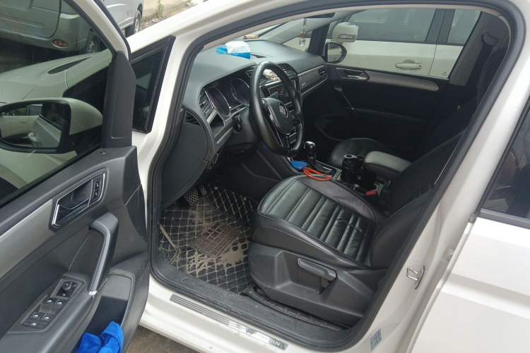 Used Volkswagen Touran 2016 Volkswagen Touran L 280TSI DSG Comfort Edition Driver Seat