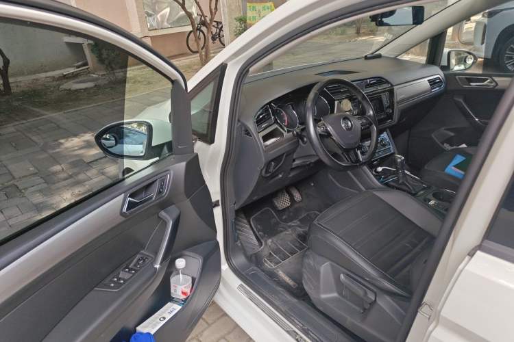 Used Volkswagen Touran 2016 Volkswagen Touran L 280TSI DSG Comfort Edition Driver Seat