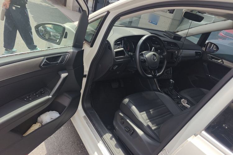 Used Volkswagen Touran 2016 Volkswagen Touran L 280TSI DSG Luxury Edition Driver Seat