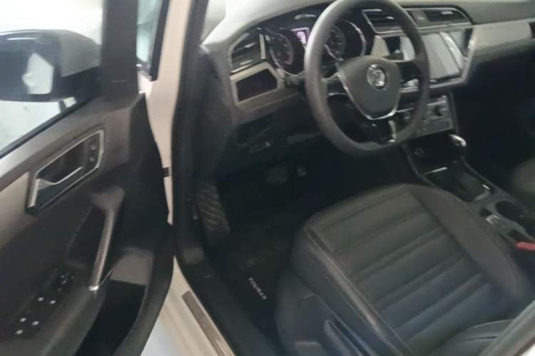 Used Volkswagen Touran 2016 Volkswagen Touran L 280TSI DSG Comfort Edition Driver Seat