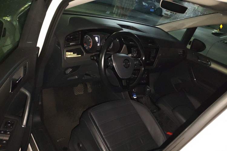 Used Volkswagen Touran 2016 Volkswagen Touran L 280TSI DSG Luxury Edition Driver Seat